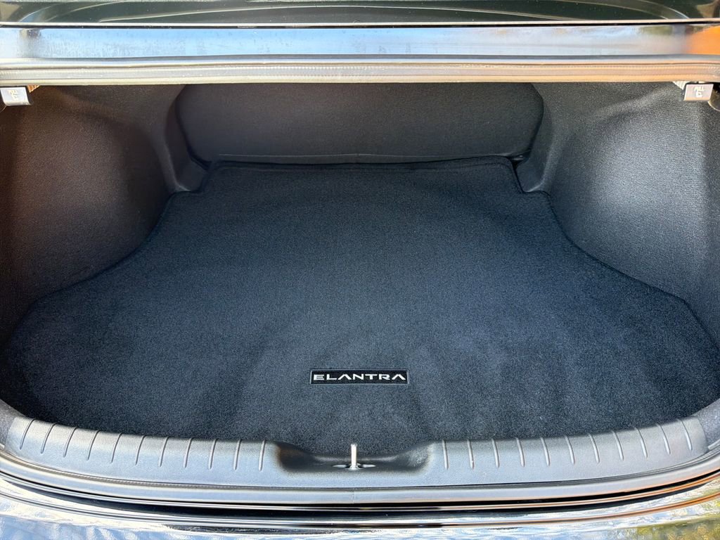 Used 2025 Hyundai Elantra SE image 29