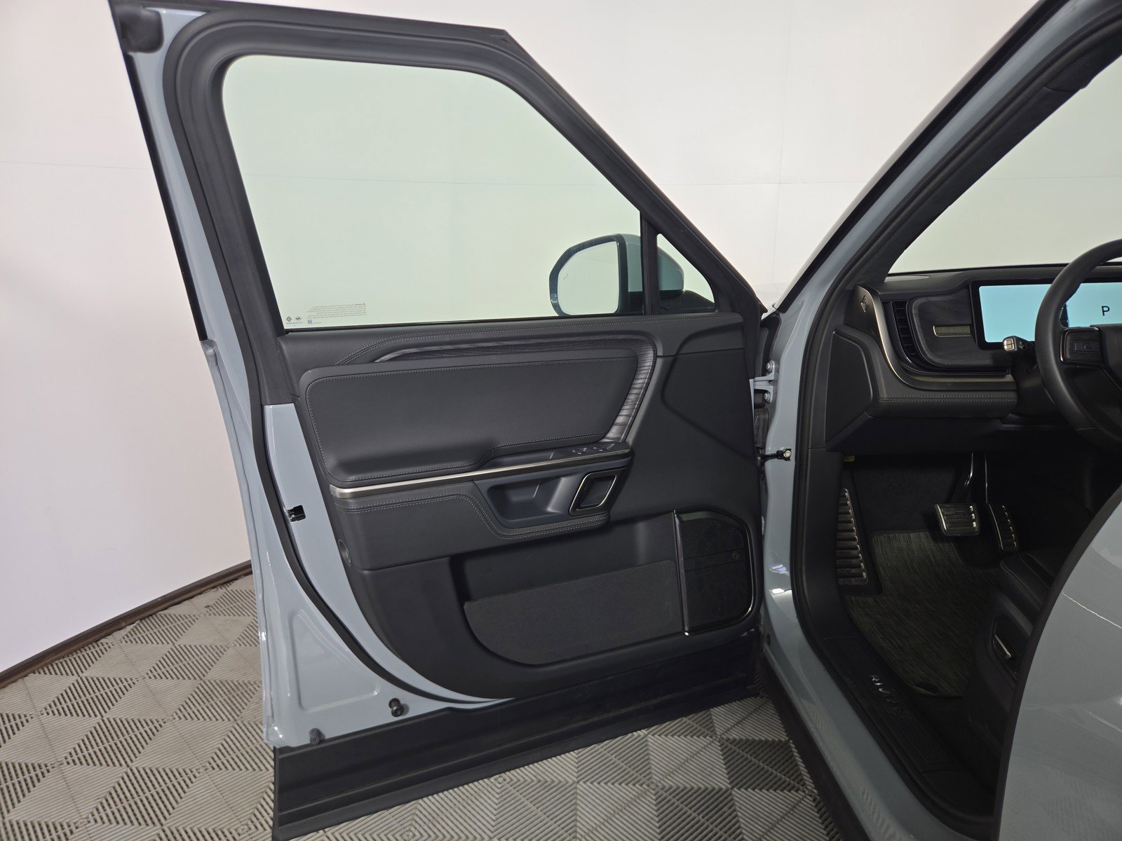 Used 2024 Rivian R1S Adventure AWD/4WD image 16