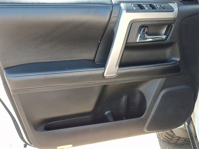 Used 2015 Toyota 4Runner SR5 AWD/4WD image 9