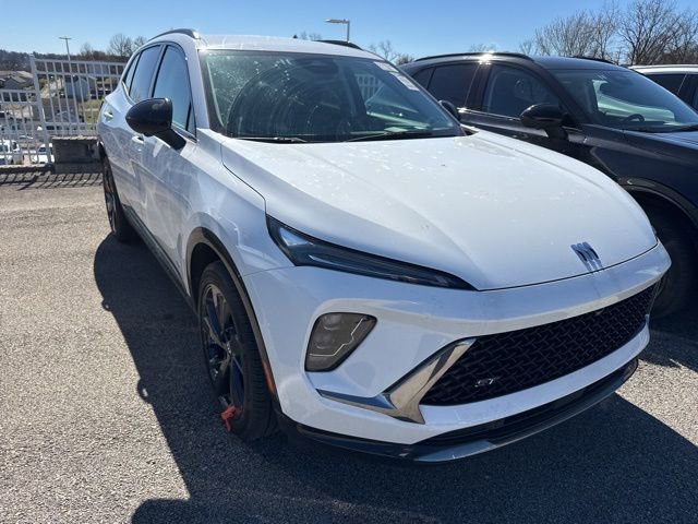 Used 2025 Buick Envision Sport Touring image 2