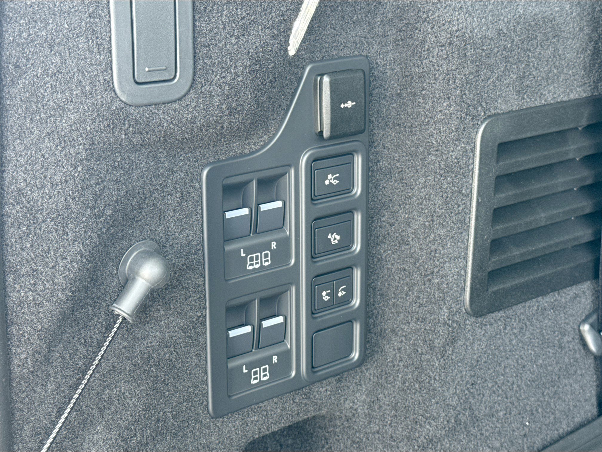 New 2026 Land Rover Discovery Limited Edition image 13