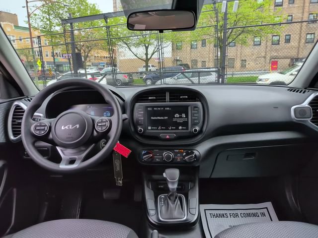 Used 2025 Kia Soul LX w/ LX Technology Package FWD image 11