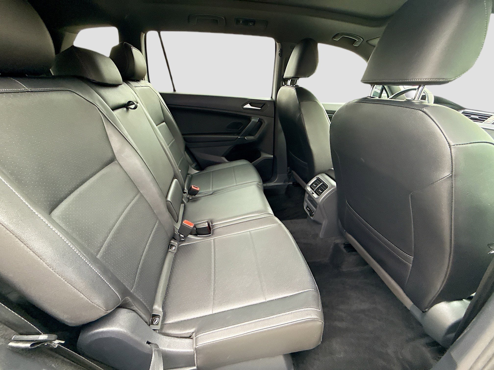 Certified 2020 Volkswagen Tiguan SE R-Line image 27