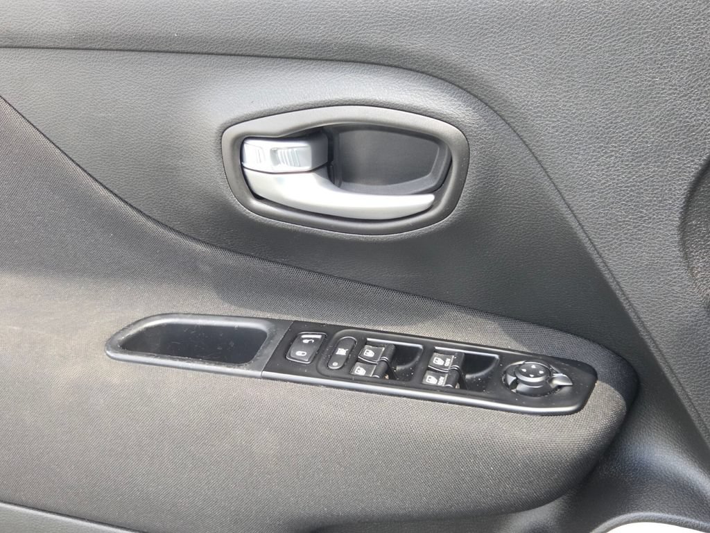 Used 2019 Jeep Renegade Latitude FWD image 30