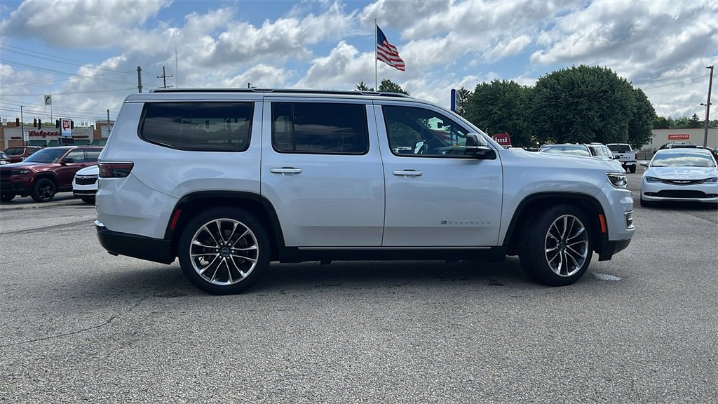 Used 2024 Jeep Wagoneer Series III w/ Premium Group I image 2