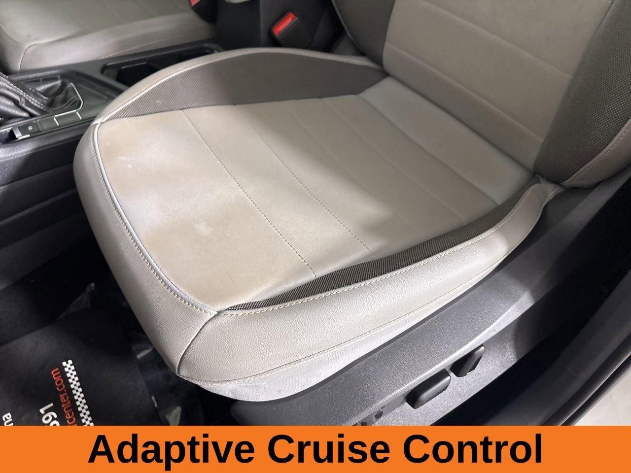 Used 2023 Volkswagen Taos SE w/ Panoramic Sunroof Package image 12