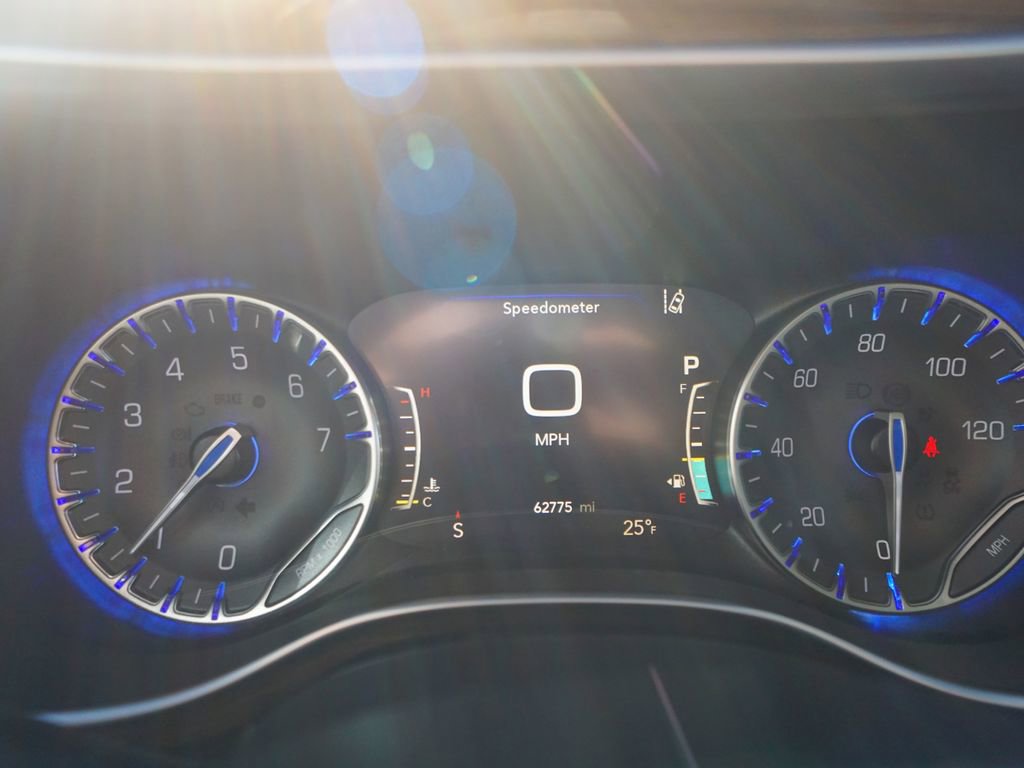 Used 2021 Chrysler Pacifica Limited w/ Uconnect Theater Family Group image 25