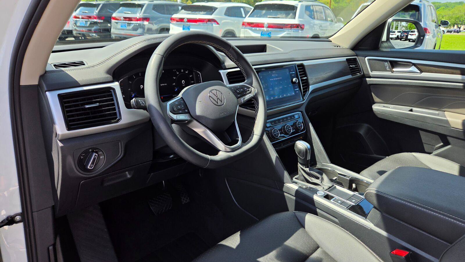 Certified 2023 Volkswagen Atlas SE w/ Black Wheel Package FWD image 23
