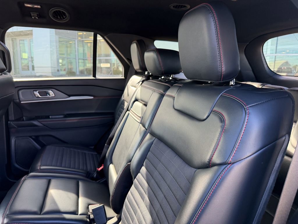 Used 2025 Ford Explorer ST-Line w/ ST-Line Street Pack image 13