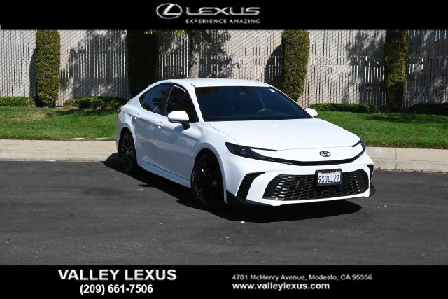 Used 2025 Toyota Camry SE FWD image 1