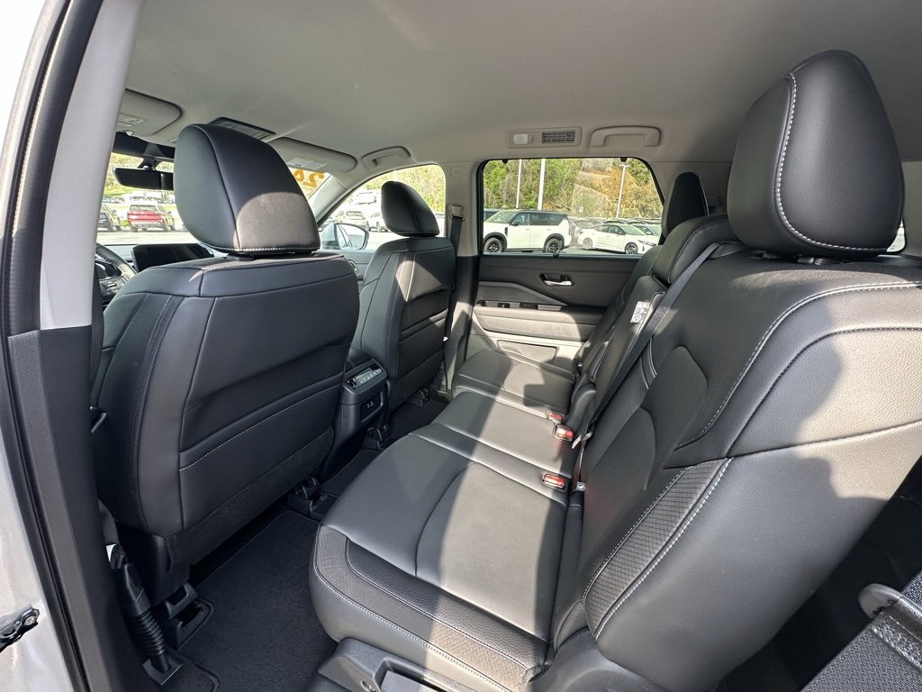 Used 2024 Nissan Pathfinder SL w/ Lighting Package (N92) image 16
