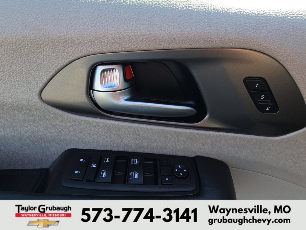 Used 2023 Chrysler Pacifica Touring-L FWD image 13