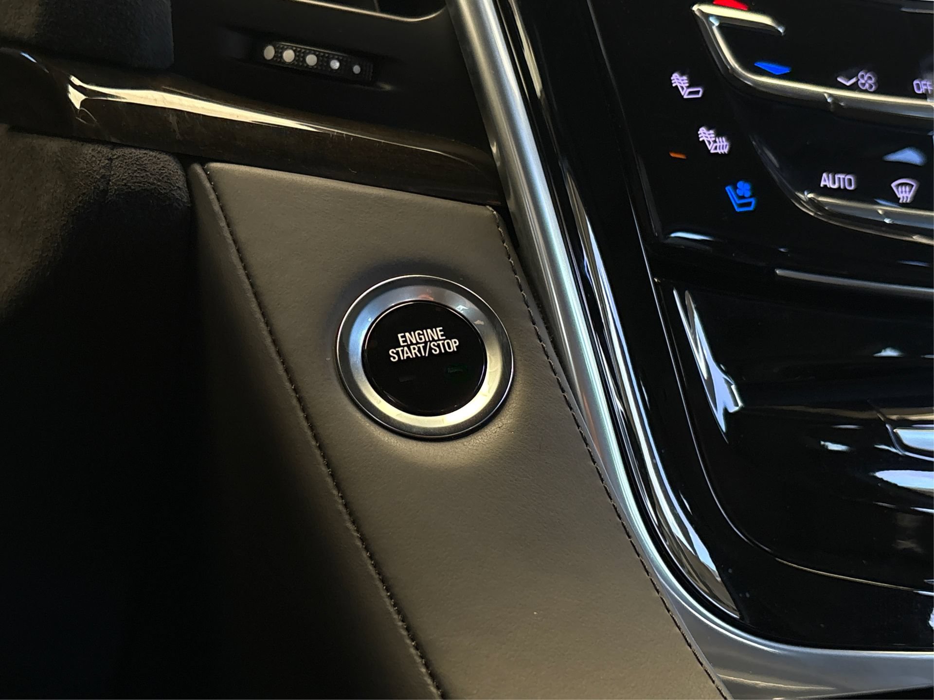 Used 2020 Cadillac Escalade Platinum RWD image 29