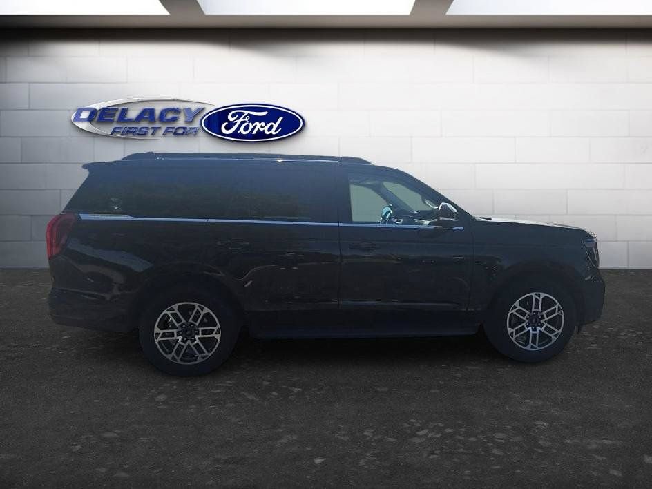 Used 2025 Ford Expedition Active AWD/4WD image 9