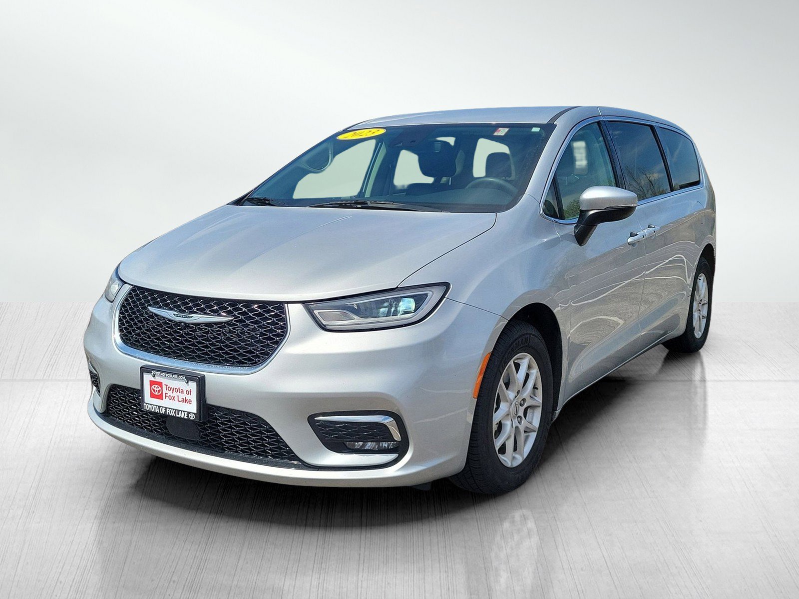 Used 2023 Chrysler Pacifica Touring-L FWD image 2