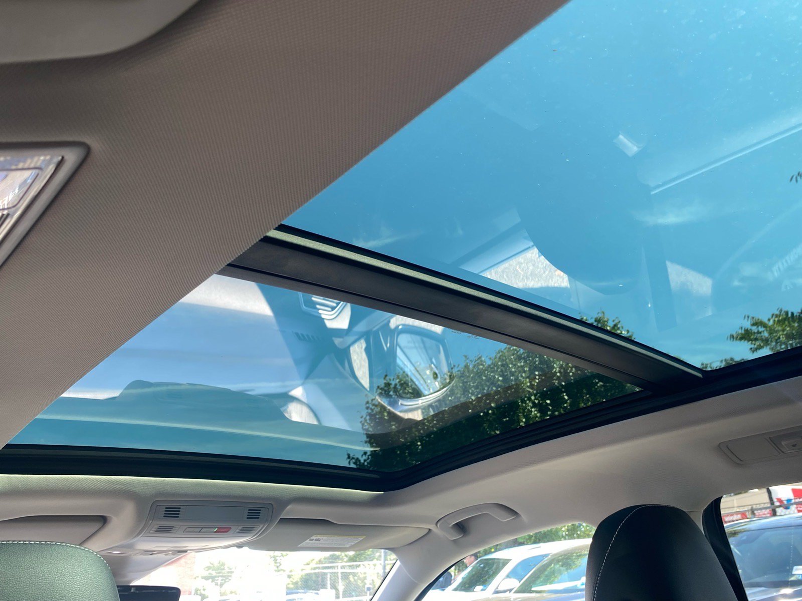 Certified 2023 Volkswagen Tiguan SE w/ Panoramic Sunroof Package FWD image 17