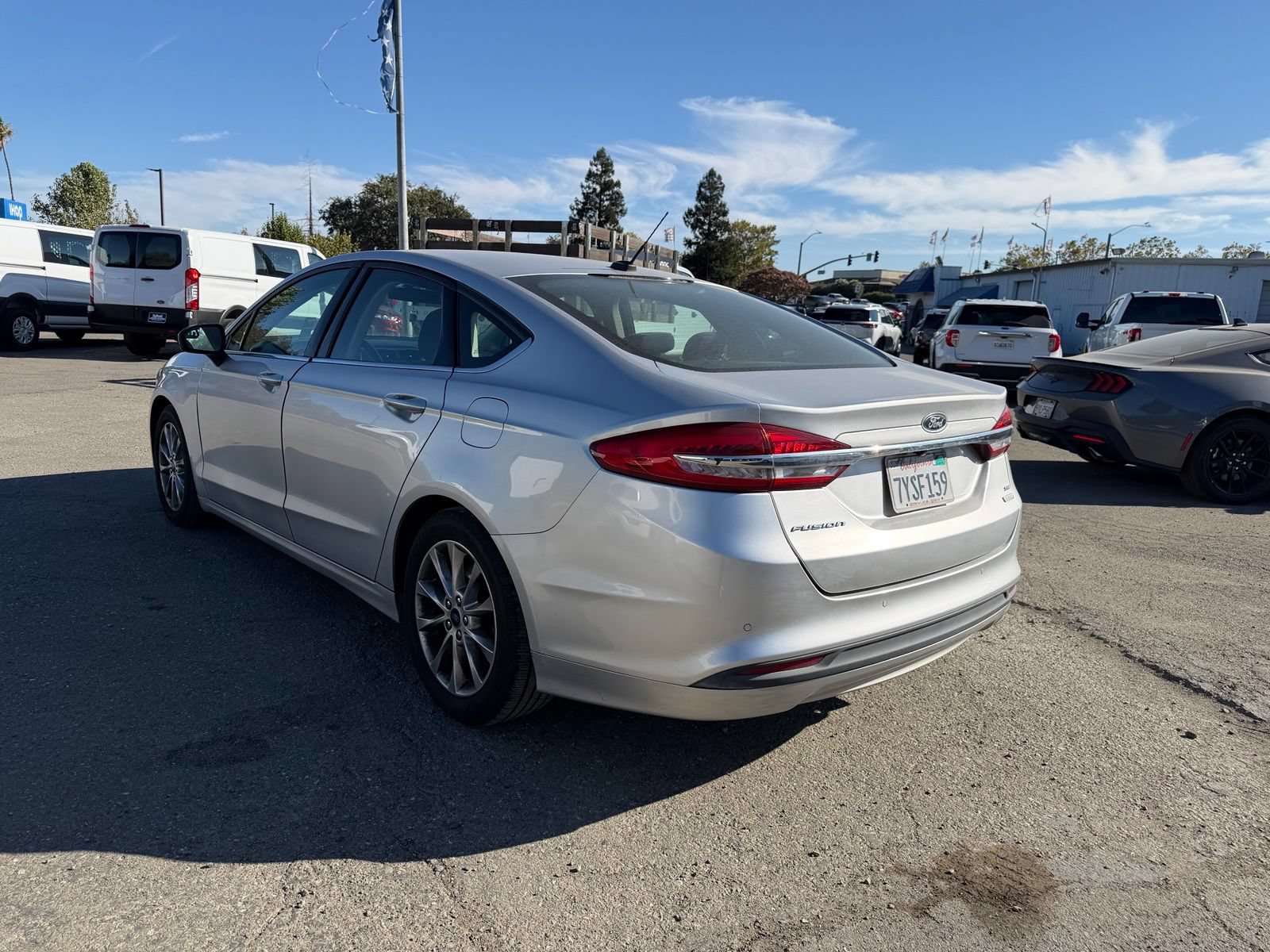 Used 2017 Ford Fusion SE w/ Fusion SE Technology Package FWD image 3