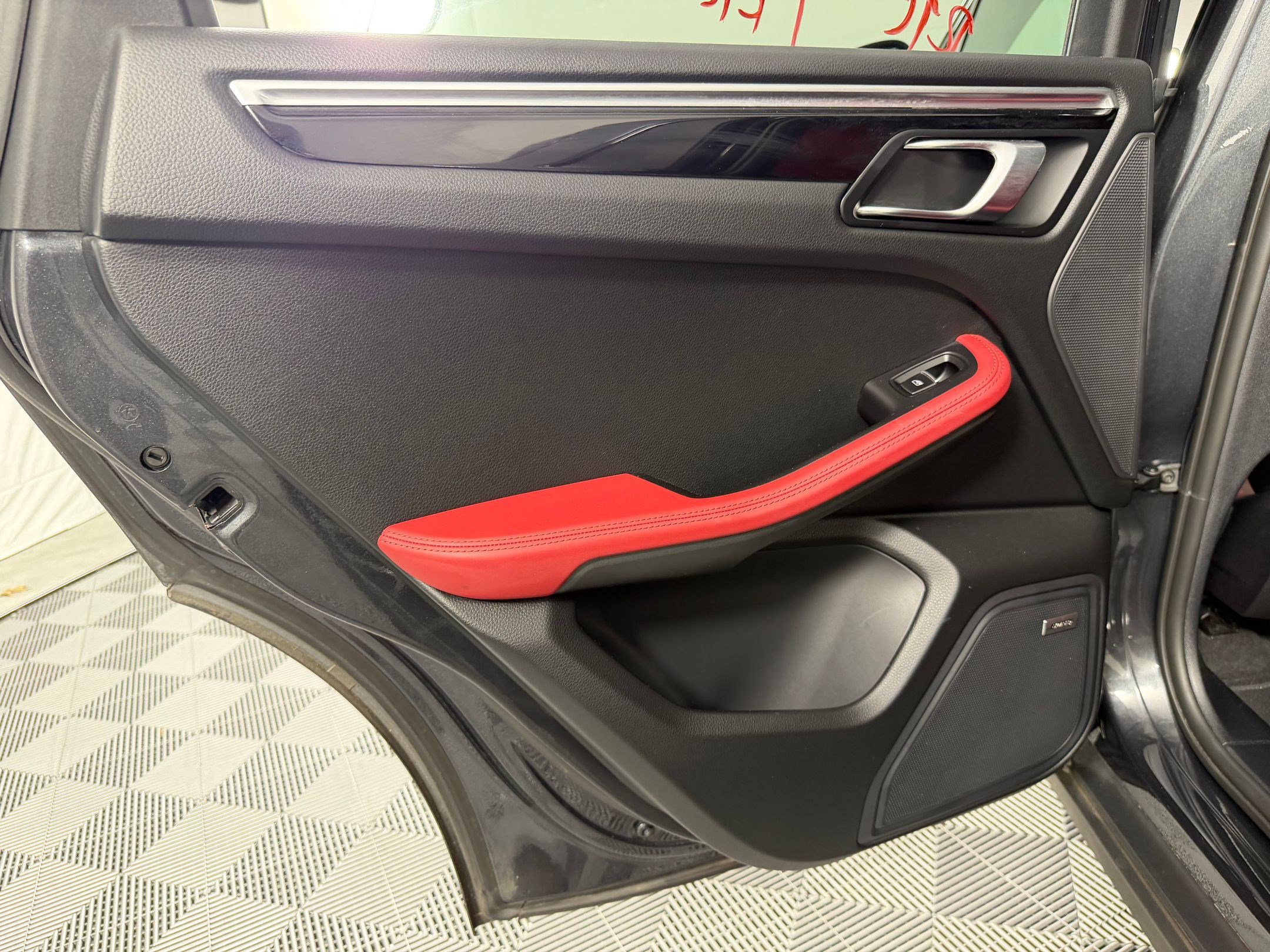 Certified 2021 Porsche Macan S image 17