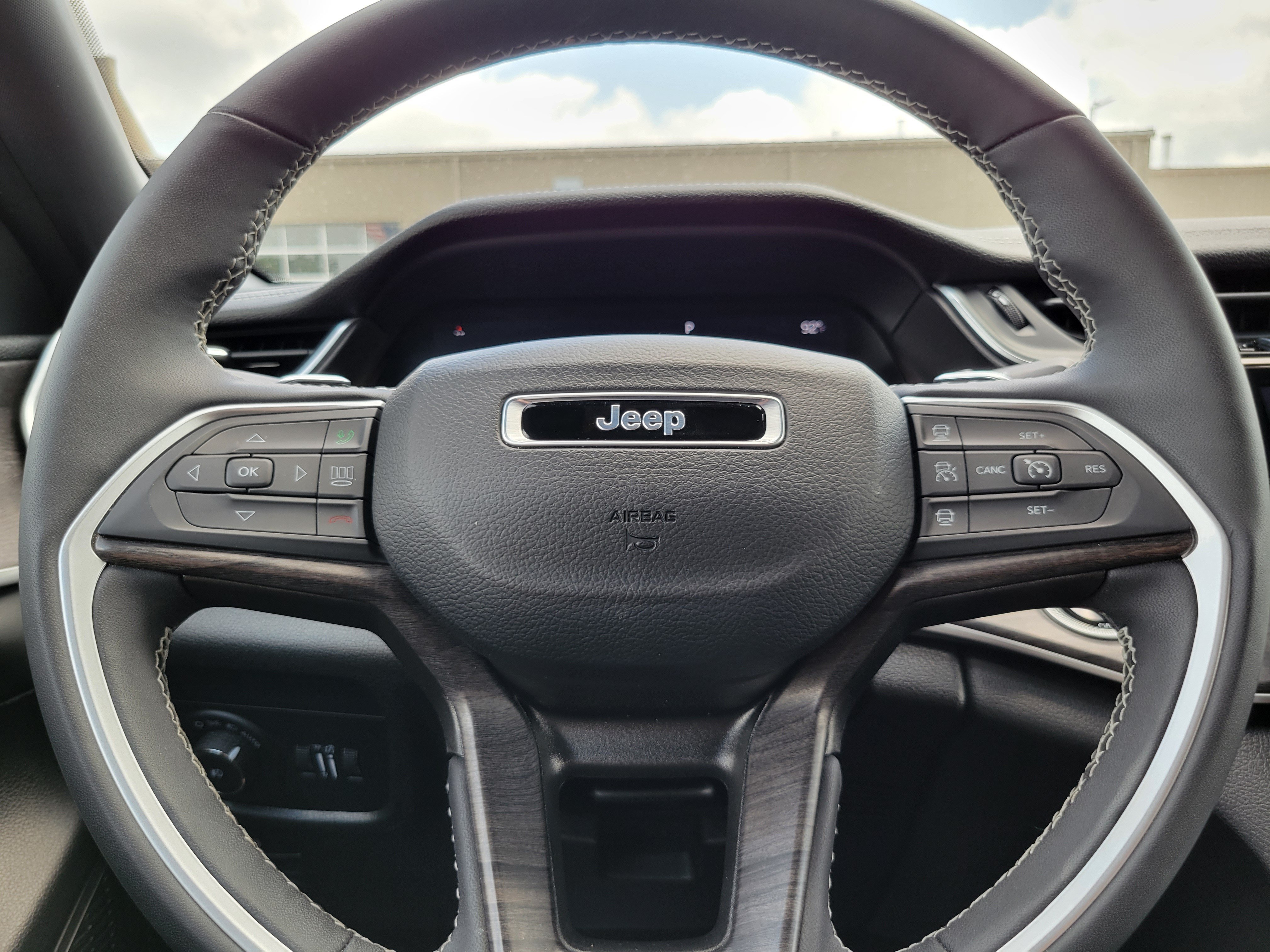 Used 2024 Jeep Grand Cherokee L Limited w/ Black Appearance Package AWD/4WD image 10