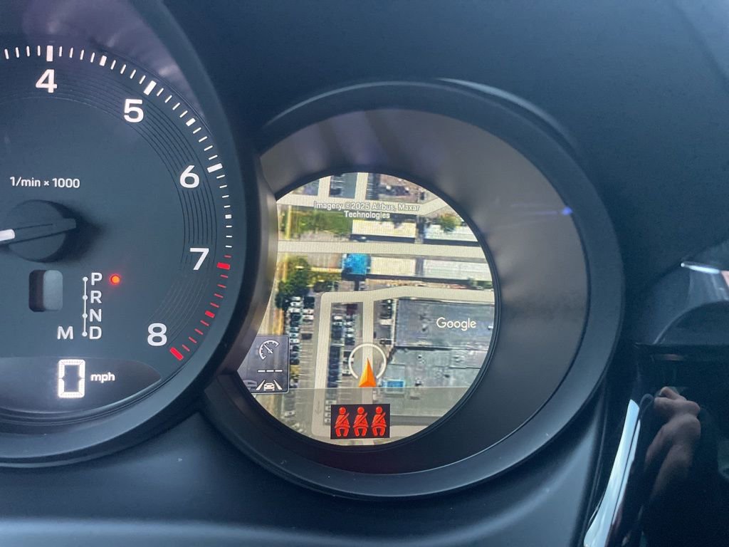 Certified 2025 Porsche Macan AWD/4WD image 32