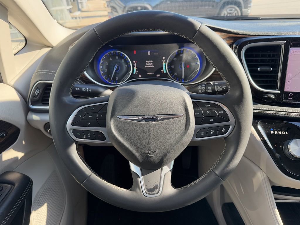 Used 2023 Chrysler Pacifica Limited FWD image 23