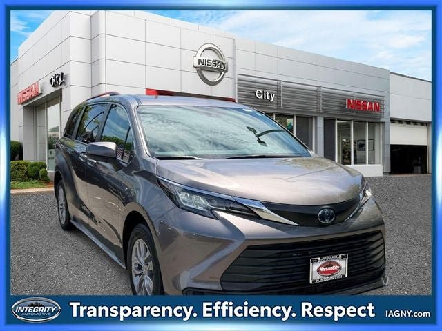 Used 2022 Toyota Sienna LE FWD image 1