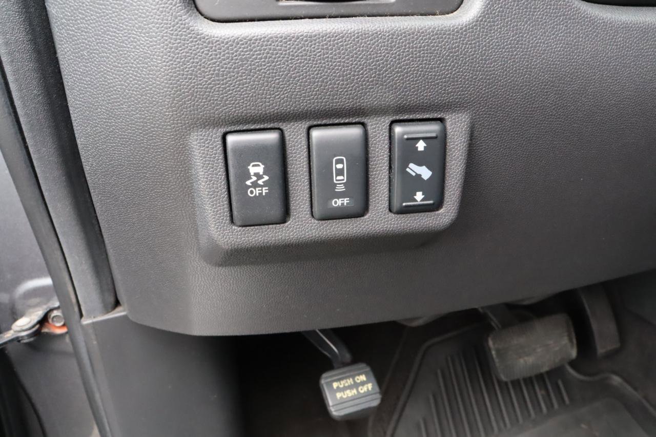 Used 2015 Nissan Titan SL AWD/4WD image 5