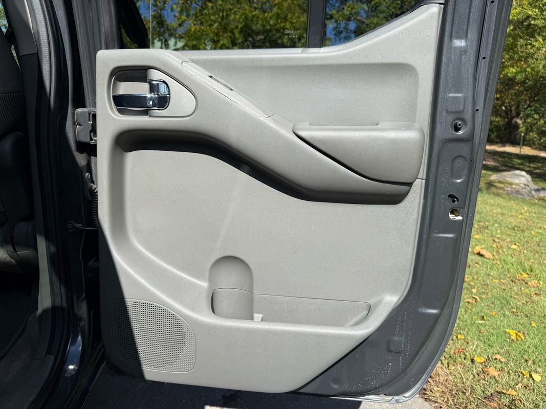 Used 2011 Nissan Frontier SV image 29