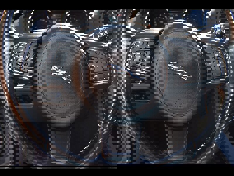 Used 2019 Jaguar F-PACE Premium image 13