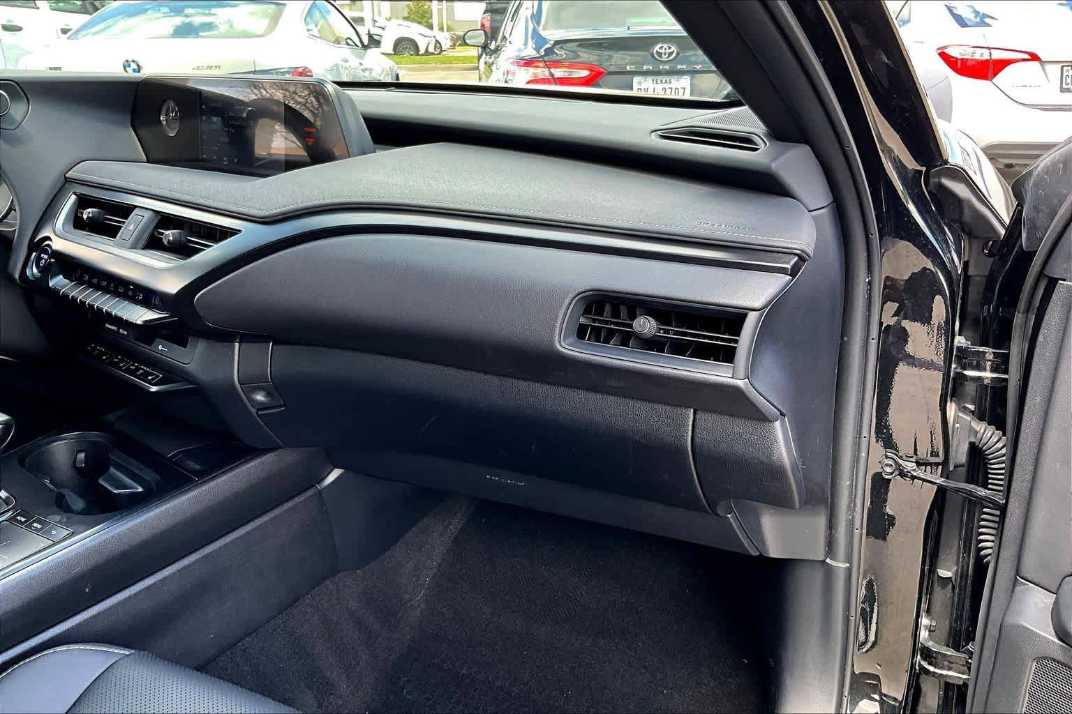 Used 2019 Lexus UX 250h w/ Premium Package image 16