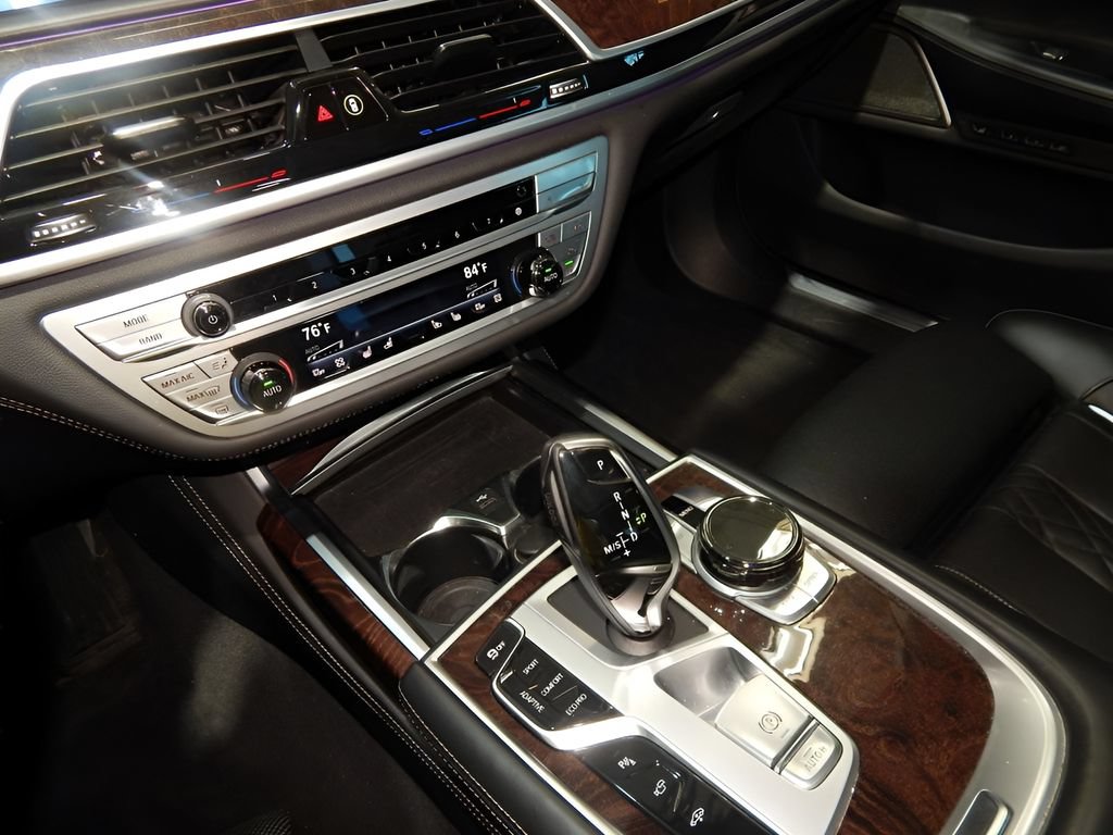 Used 2021 BMW 750i xDrive w/ Executive Package AWD/4WD image 21
