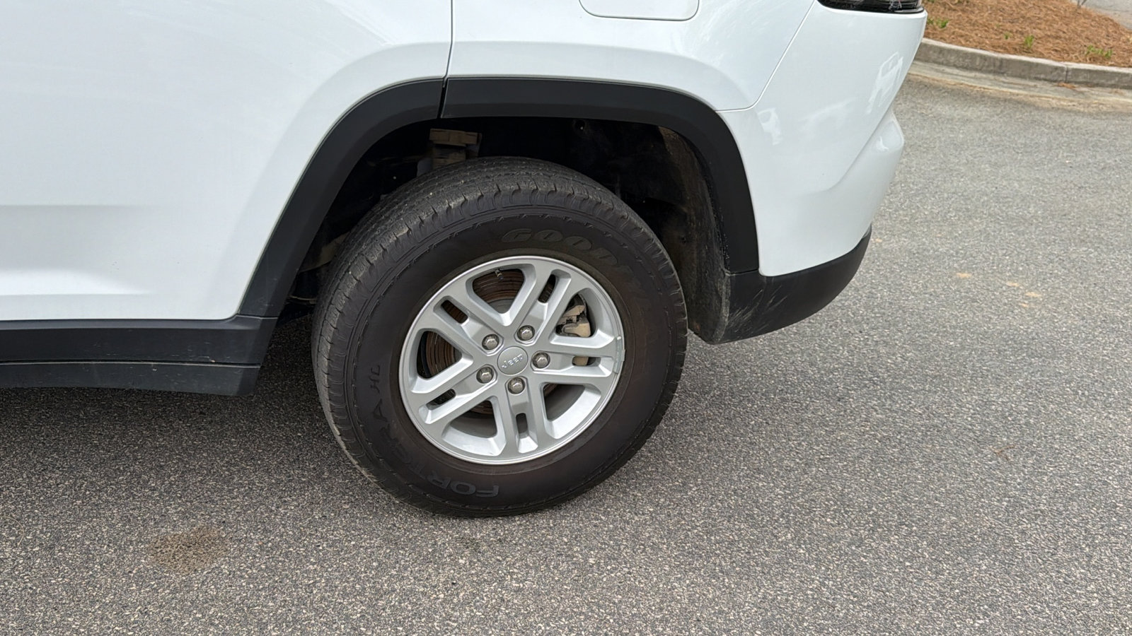 Certified 2024 Jeep Grand Cherokee Laredo AWD/4WD image 12