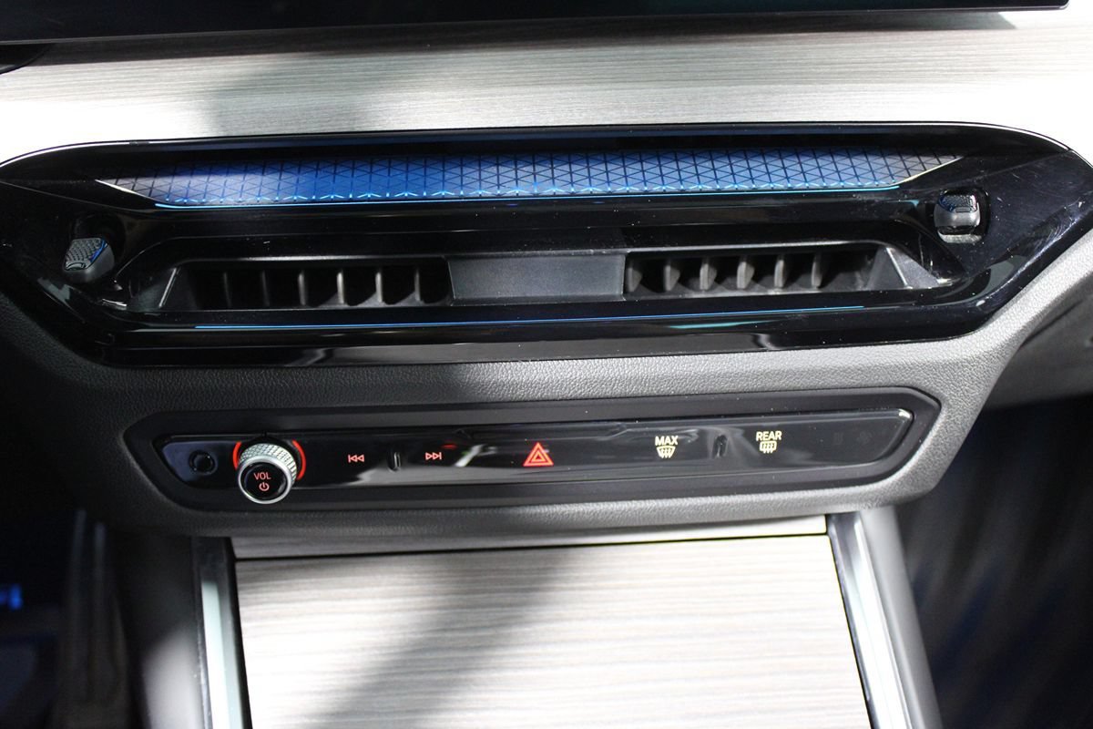 Used 2026 BMW 330i Sedan w/ M Sport Package RWD image 13