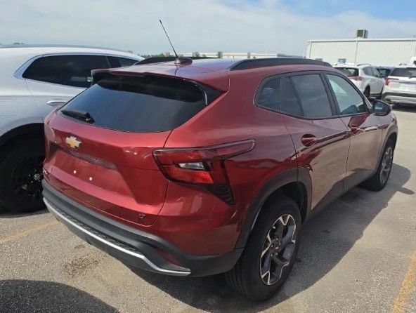 Used 2025 Chevrolet Trax LT w/ Driver Confidence Package FWD image 3