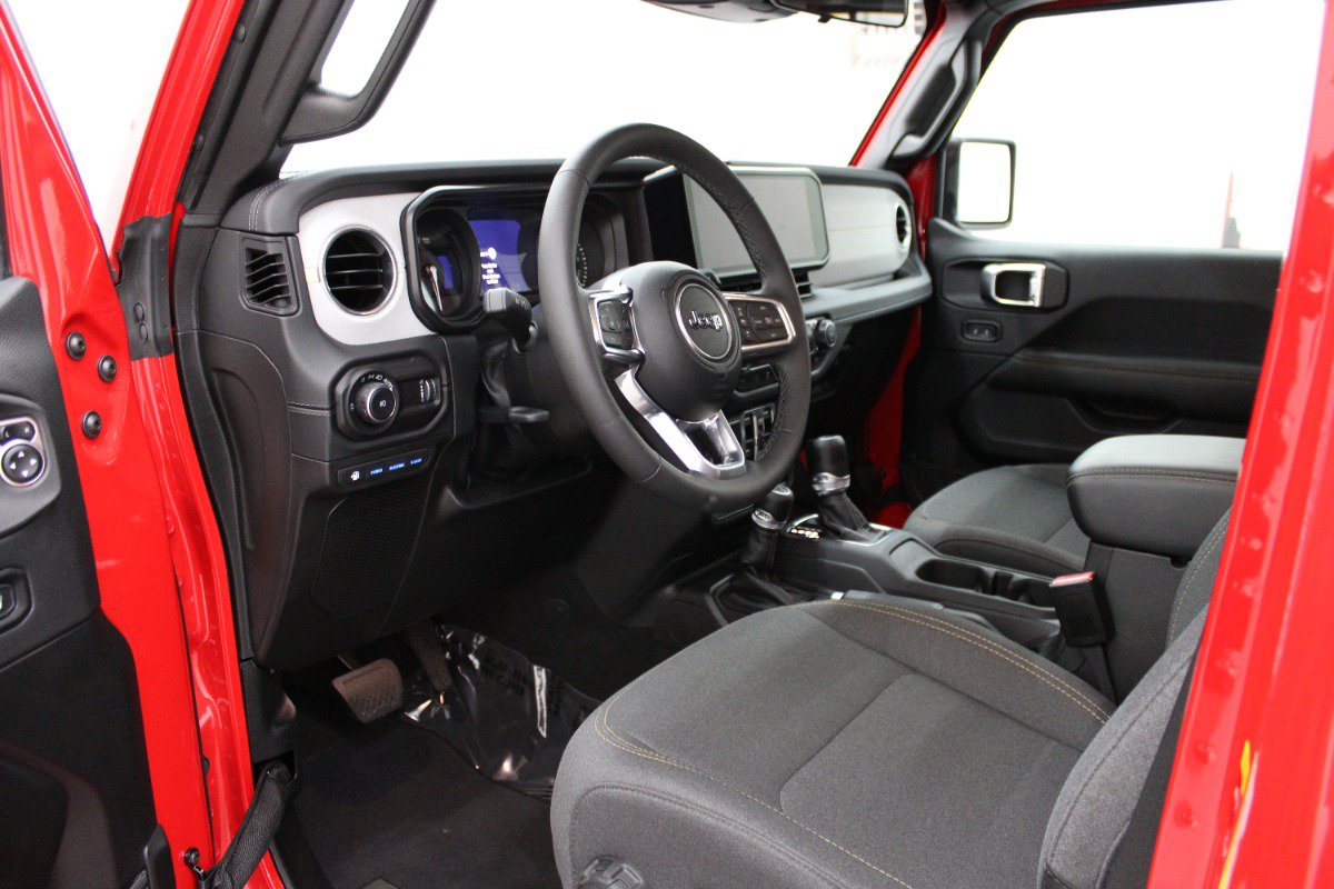 Used 2025 Jeep Wrangler Unlimited Sahara AWD/4WD image 7