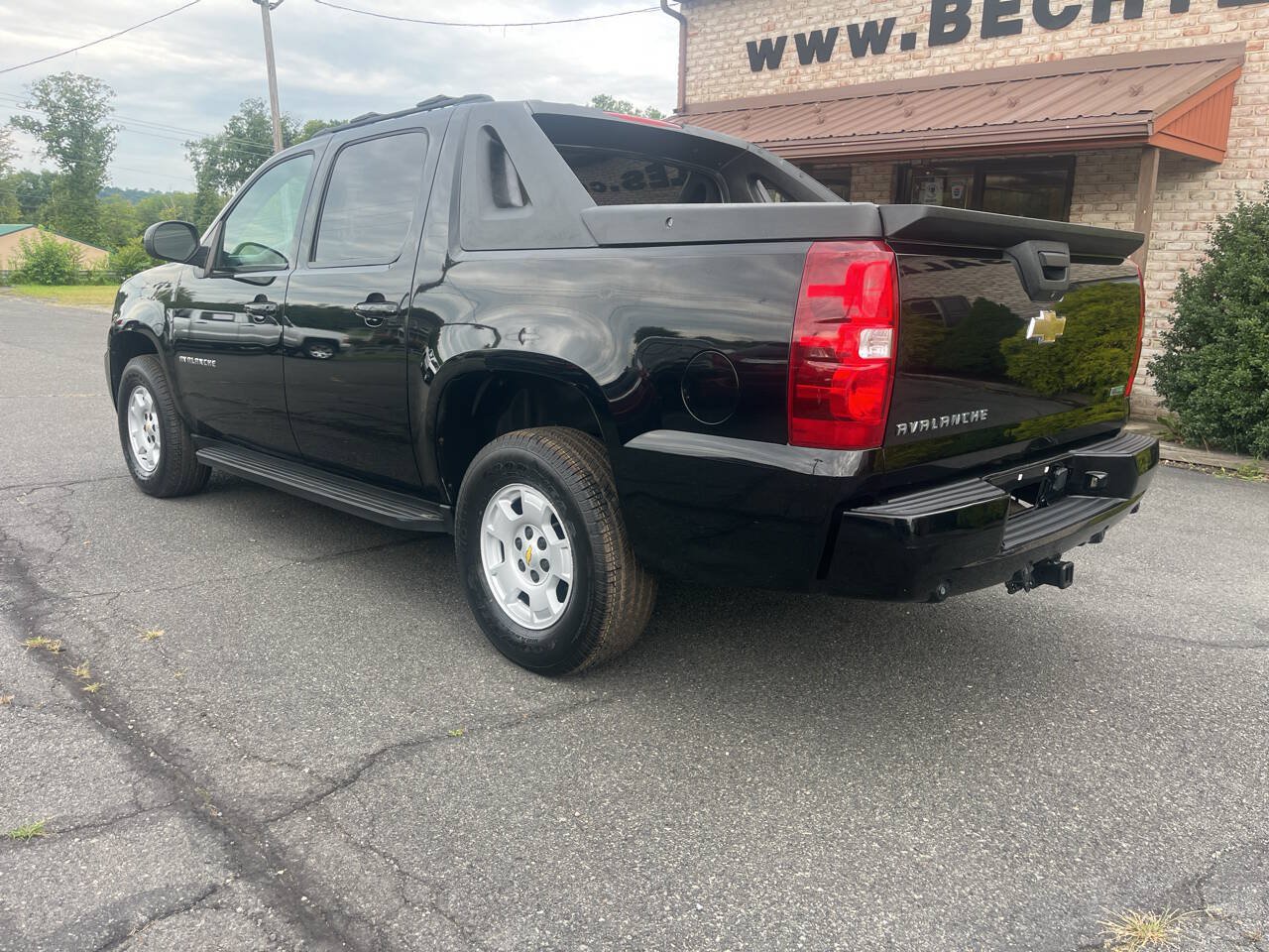 Used 2011 Chevrolet Avalanche LS w/ Convenience Package AWD/4WD image 8