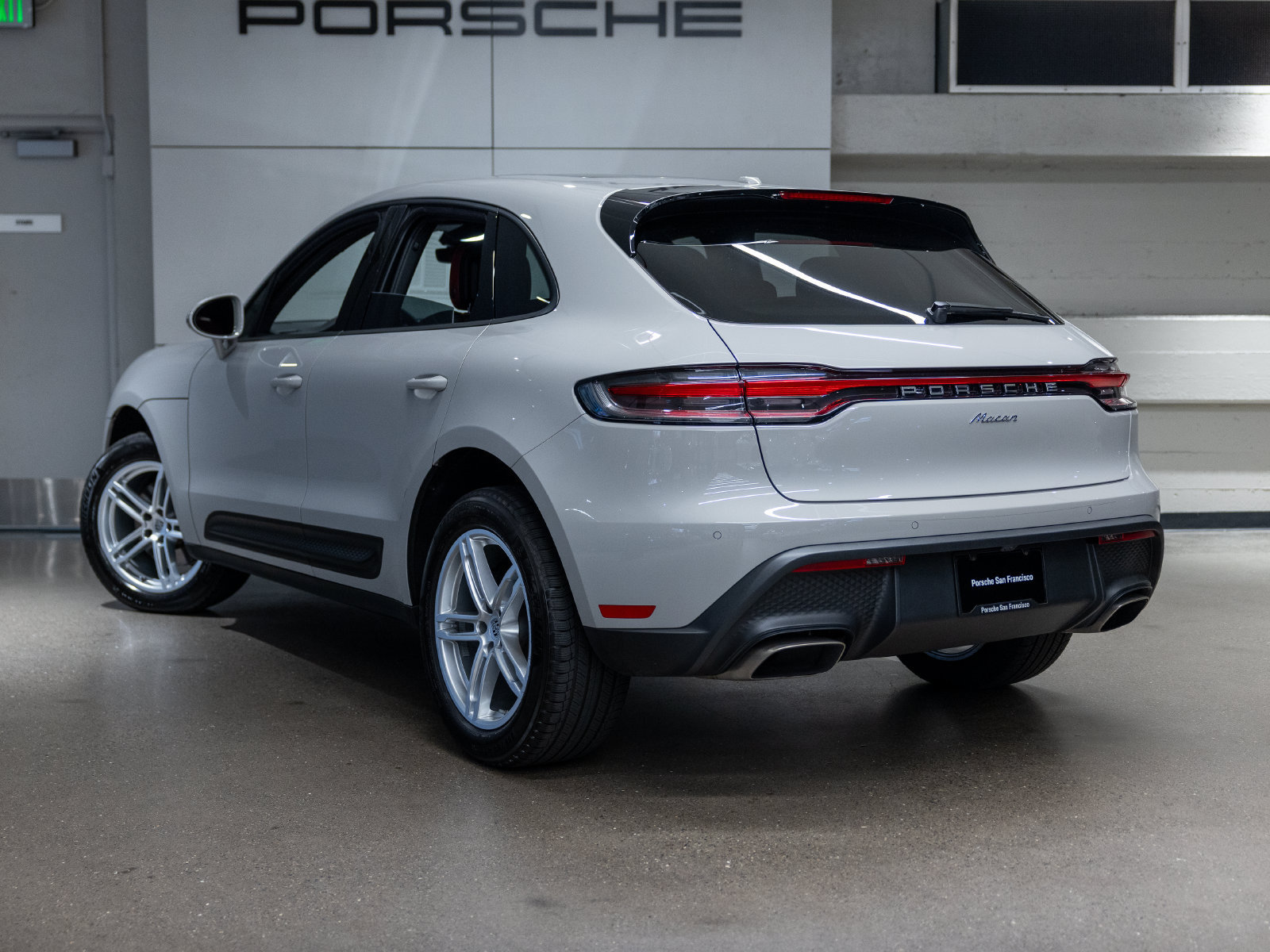 Certified 2026 Porsche Macan AWD/4WD image 3