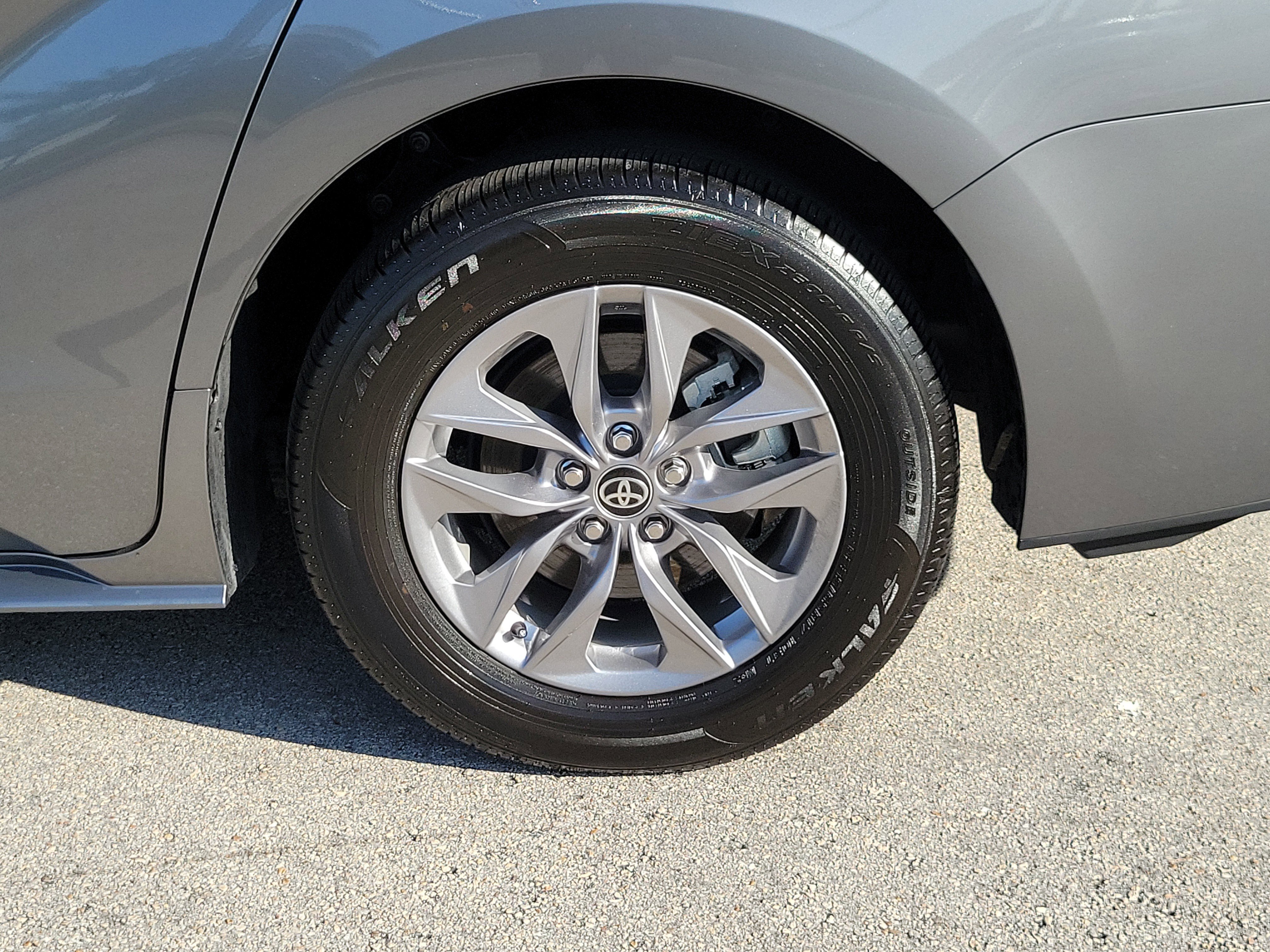 Used 2026 Toyota Sienna XLE FWD image 29
