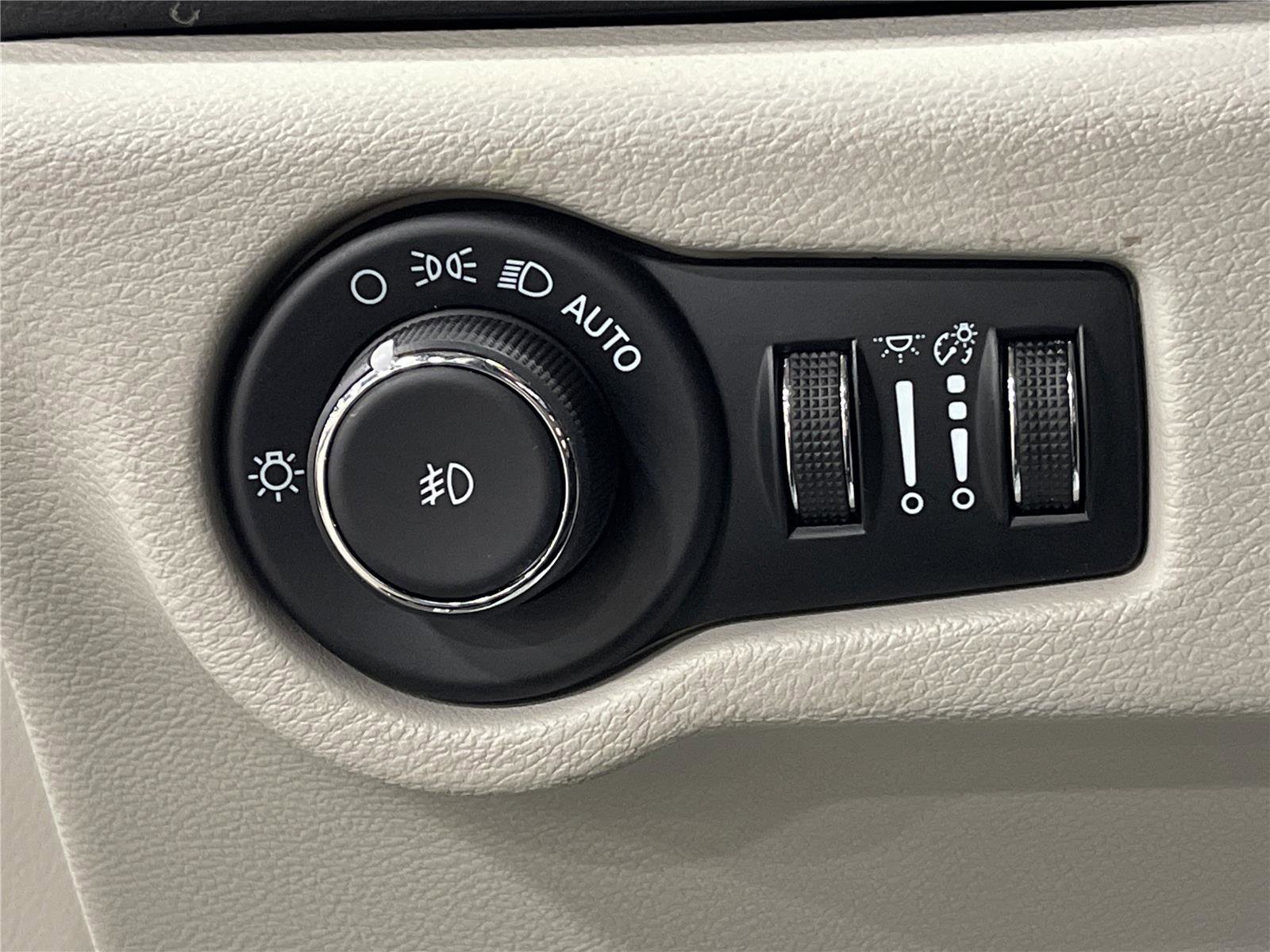 Used 2024 Chrysler Pacifica Touring-L image 18