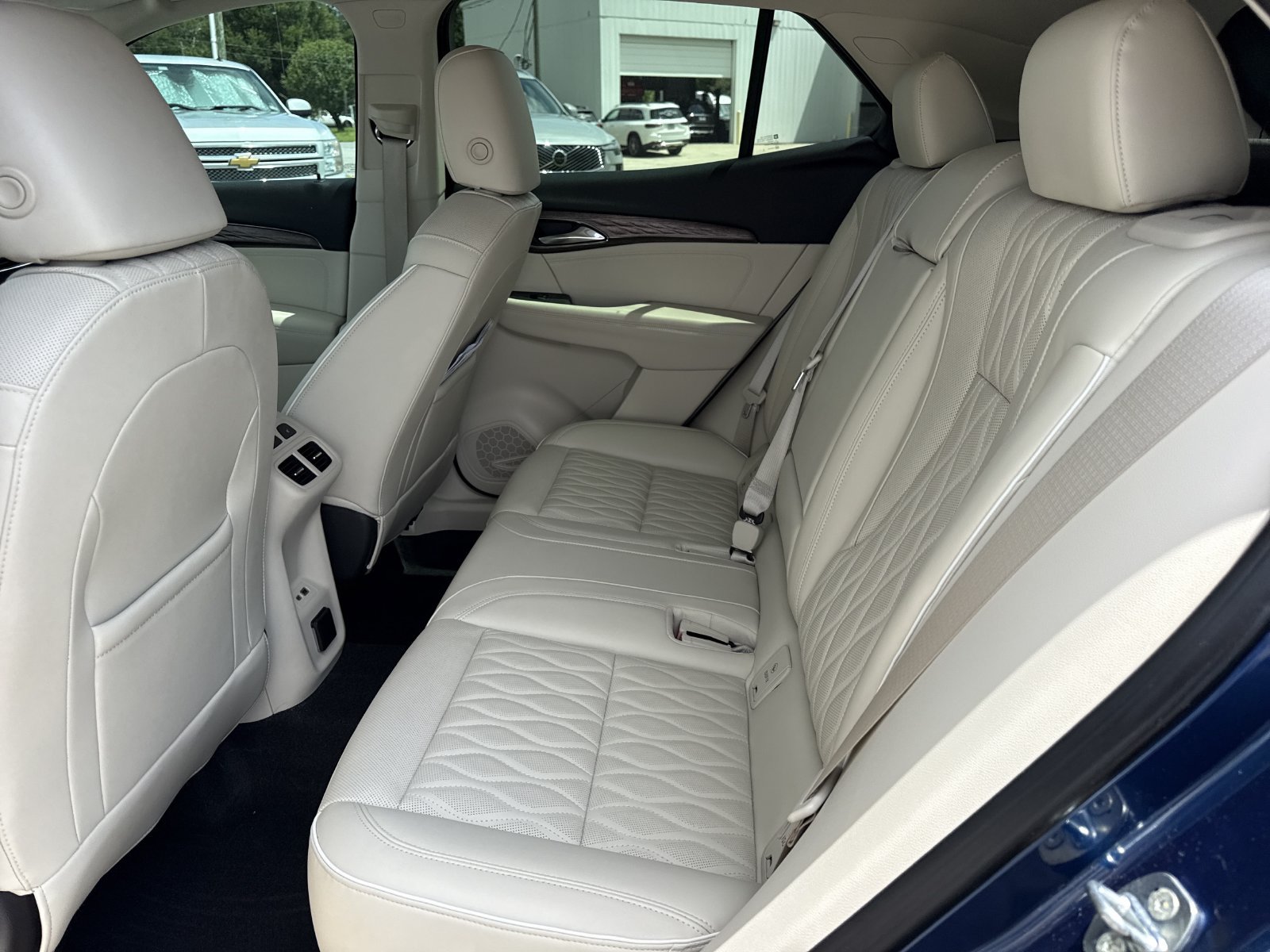 Used 2022 Buick Envision Avenir w/ Technology Package II FWD image 10