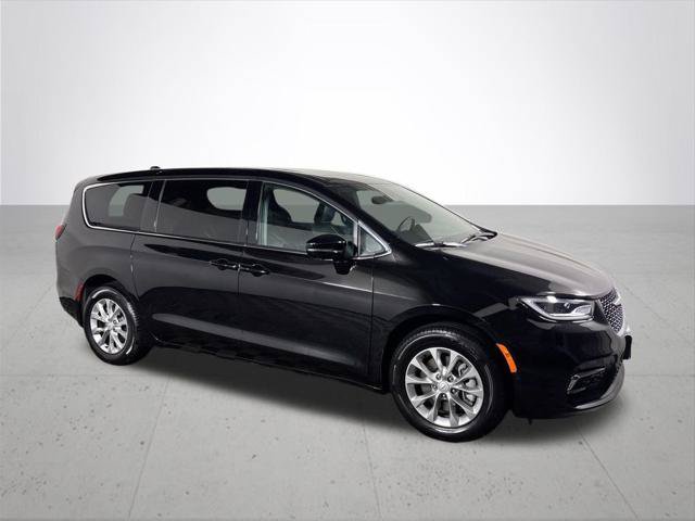 Certified 2025 Chrysler Pacifica Select AWD/4WD image 5
