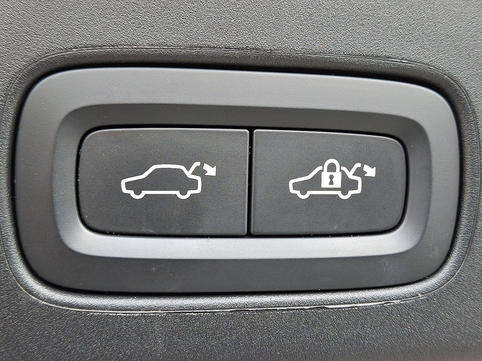 Used 2024 Volvo V90 B6 Cross Country Ultimate image 31