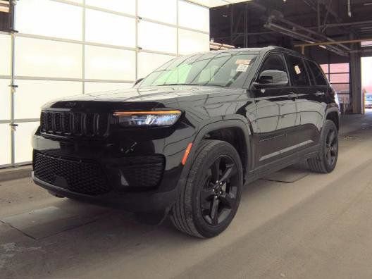 Used 2023 Jeep Grand Cherokee Altitude image 6