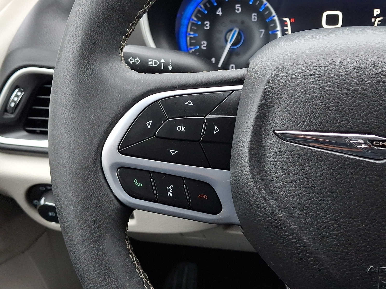 Certified 2023 Chrysler Pacifica Touring-L FWD image 24