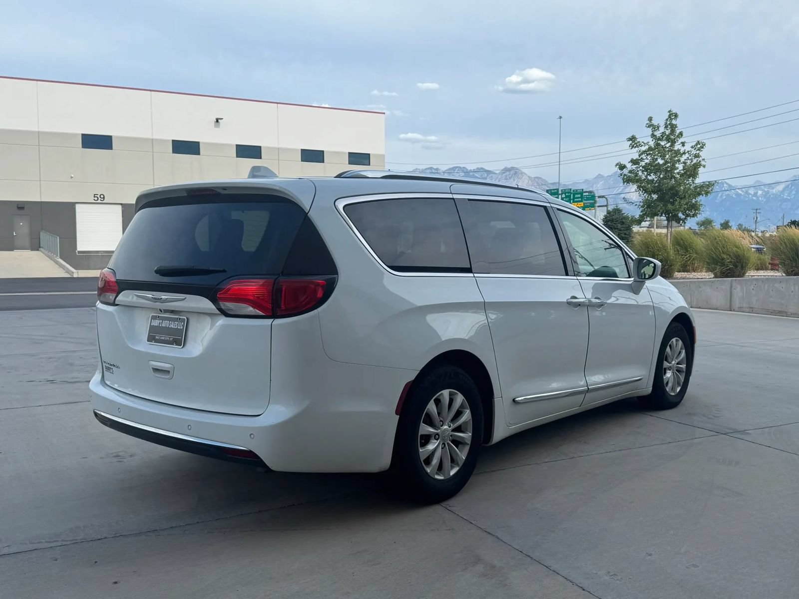 Used 2018 Chrysler Pacifica Touring-L FWD image 5