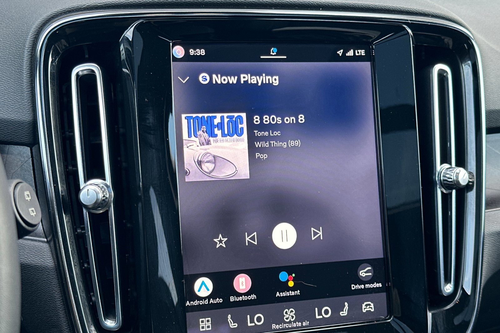 Used 2023 Volvo XC40 Recharge Plus image 18