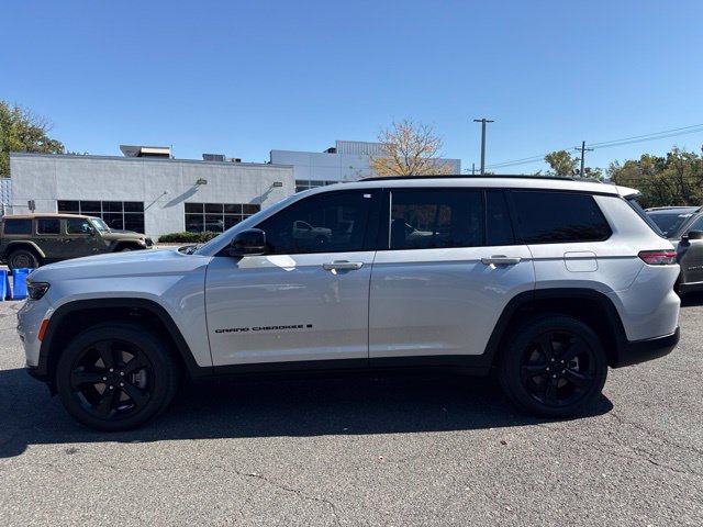 Used 2024 Jeep Grand Cherokee L Laredo AWD/4WD image 18
