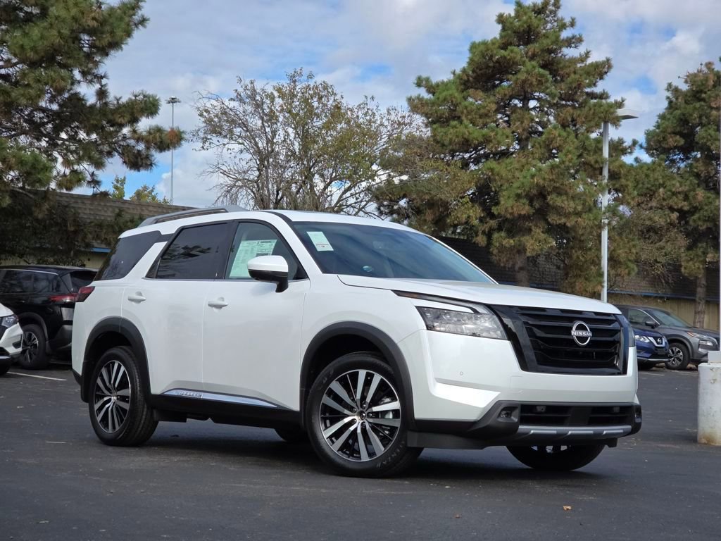 New 2025 Nissan Pathfinder Platinum w/ Black Appearance Package