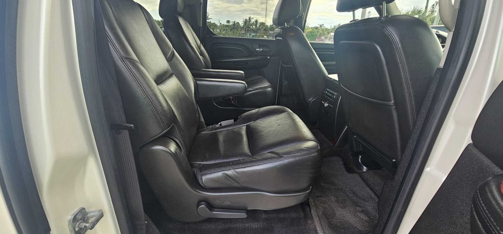 Used 2013 Cadillac Escalade ESV Luxury AWD/4WD image 26