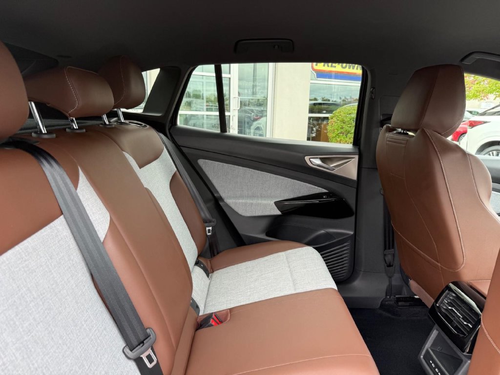 Certified 2023 Volkswagen ID.4 Pro AWD/4WD image 9